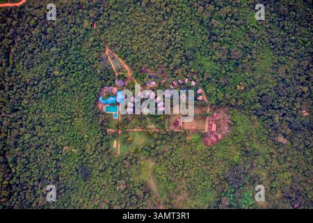 Vue aérienne de haut en bas d'un complexe hôtelier dans la forêt, Matale, Sri Lanka. Banque D'Images