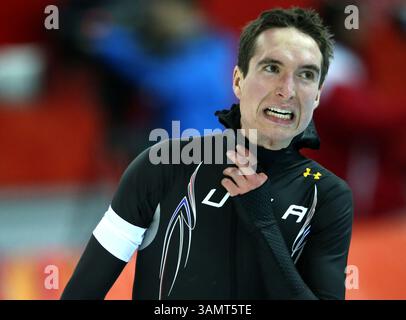 8 février 2014 - Sotchi, Krasnodar Krai, Russie - JONATHAN KUCK, des États-Unis, a terminé la course masculine de patinage de vitesse de 5000 mètres aux Jeux olympiques d'hiver de Sotchi 2014. (Crédit image : © Daniel A. Anderson/ZUMAPRESS.com) Banque D'Images