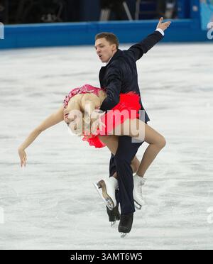 8 février 2014 - Sotchi, RUS - les Russes Ekaterina Bobrova et Dmitri Soloviev se produisent pendant le programme de danse courte de danse sur glace en paires au Palais de patinage Iceberg aux Jeux olympiques d'hiver de Sotchi, Russie, samedi 8 février, 2014. (crédit image : © Harry E. Walker/MCT/ZUMAPRESS.com) Banque D'Images