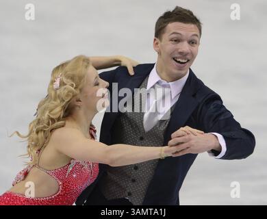 8 février 2014 - Sotchi, RUS - les Russes Ekaterina Bobrova et Dmitri Soloviev participent à la compétition de patinage artistique par équipe aux Jeux olympiques d'hiver de 2014 à Sotchi, en Russie. (Crédit image : © Nhat V. Meyer/MCT/ZUMAPRESS.com) Banque D'Images