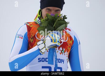 9 février 2014 - Sotchi, RUS - le médaillé d'argent Christof Innerhofer (de gauche à droite), de l'Italie, sent ses fleurs après la descente de ski alpin masculin au Rosa Khutor Alpine Center pendant les Jeux olympiques d'hiver à Sotchi, Russie, dimanche 9 février 2014. (Crédit image : © Brian Cassella/MCT/ZUMAPRESS.com) Banque D'Images