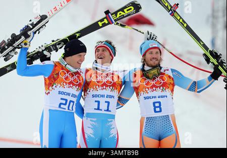 9 février 2014 - Sotchi, RUS - le médaillé d'argent Christof Innerhofer (de gauche à droite), d'Italie, le médaillé d'or Matthias Mayer, d'Autriche et le médaillé de bronze Kjetil Jansrud, de Norvège, célèbrent la descente de ski alpin masculin au Centre alpin Rosa Khutor pendant les Jeux olympiques d'hiver de Sotchi, Russie, le dimanche 9 février 2014. (Crédit image : © Brian Cassella/MCT/ZUMAPRESS.com) Banque D'Images