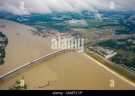 Vue aérienne du pont Padma traversant la rivière homonyme près de Shibchar, province de Dacca, Bangladesh. Banque D'Images