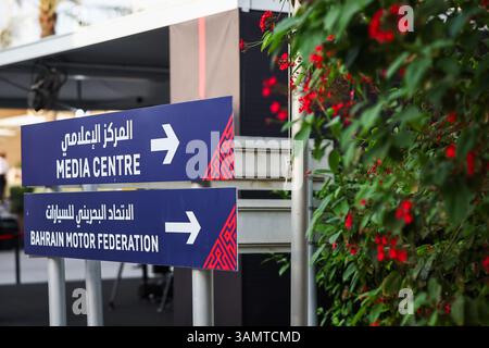SAKHIR, BAHREÏN - 13 AVRIL : vue générale du paddock avant la course du Grand Prix de F1 de Bahreïn sur le circuit International de Bahreïn le 13 avril 2025 à Sakhir, Bahreïn. (Photo de Qian Jun/Paddocker) crédit : Jun QIAN/Alamy Live News Banque D'Images