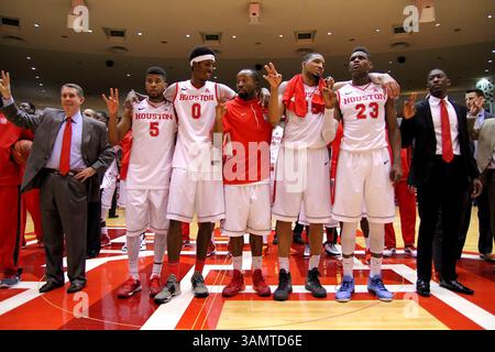 9 février 2014 - Houston, Texas, États-Unis d'Amérique - 09 février 2014 : les Cougars de Houston célèbrent leur victoire 88-74 sur Temple du Pavillon Hofheinz à Houston, TX. (Crédit image : © Erik Williams/Cal Sport Media/ZUMAPRESS.com) Banque D'Images