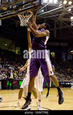 9 février 2014 - Boulder, CO, États-Unis d'Amérique - 9 février 2014 : L'attaquant junior Shawn Kemp, Jr. des Washington Huskies (40) tente un match de duel dans la première moitié du match de basket-ball de la NCAA entre les Huskies de Washington et les Buffaloes de l'Université du Colorado au Coors Events Center de Boulder, Colorado (crédit image : © Carl Auer/ZUMA Wire/ZUMAPRESS.com) Banque D'Images