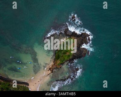 Vue aérienne du rocher perroquet entouré de vagues tranquilles de l'océan et plage de sable, Mirissa, Sri Lanka. Banque D'Images