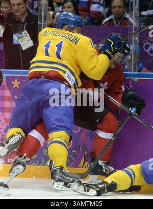 14 février 2014 - Sotchi, RUS - L'attaquant suédois Daniel Alfredsson (11 ans) vérifie le défenseur suisse Raphael Diaz (16 ans) lors de la première période d'un match de hockey masculin au Bolshoy Ice Dome pendant les Jeux olympiques d'hiver à Sotchi, Russie, vendredi 14 février 2014. La Suède a battu la Suisse, 1-0. (Crédit image : © Chuck Myers/MCT/ZUMAPRESS.com) Banque D'Images