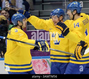 14 février 2014 - Sotchi, RUS - L'attaquant suédois Daniel Alfredsson (11 ans), au centre, célèbre avec ses coéquipiers Oliver Ekman-Larsson (3 ans) et Patrik Berglund (14 ans), après son but contre la Suisse en troisième période au Bolshoy Ice Dome lors des Jeux olympiques d'hiver à Sotchi, Russie, vendredi 14 février 2014. La Suède a battu la Suisse, 1-0. (Crédit image : © Chuck Myers/MCT/ZUMAPRESS.com) Banque D'Images