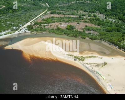 Vue aérienne de praia rio Caraiva tranquille avec belle plage de sable, verdure luxuriante, et rivière sereine, Caraiva, Bahia, Brésil. Banque D'Images
