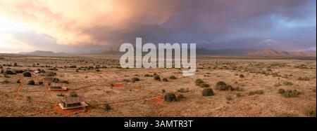 Vue aérienne des montagnes, de la vallée, du ciel et des chalets dans la réserve Samara Karoo, Eastern Cape, Afrique du Sud. Banque D'Images