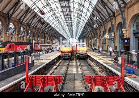 À l'intérieur de la gare de Kings Cross London UK, Kings cross Londres Royaume-Uni l'Angleterre, Kings cross Londres, Londres Royaume-Uni l'Angleterre, à l'intérieur des trains, gare, gare Banque D'Images