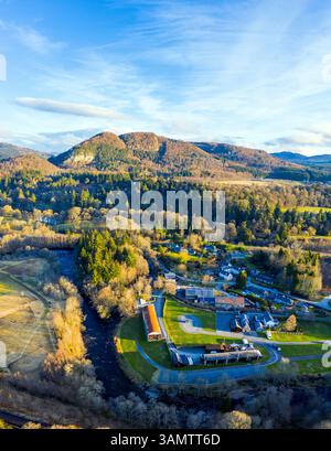 Vue aérienne des collines, montagnes, forêt et village au bord de la rivière, Dunkeld, Perthshire, Écosse. Banque D'Images