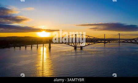 Vue aérienne de Queensferry Crossing et Forth Bridges, Édimbourg, Écosse. Banque D'Images