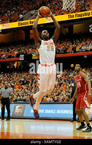 15 février 2014 - Syracuse, NY, États-Unis - 15 février 2014 : L'attaquant Orange de Syracuse Rakeem Noël #25 va pour le dunk alors que l'Université de Syracuse accueille l'État de Caroline du Nord dans un match ACC au Carrier Dome à Syracuse, NYC. (Crédit image : © Alan Schwartz/Cal Sport Media/ZUMAPRESS.com) Banque D'Images