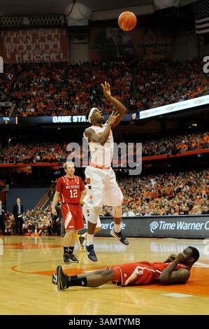 15 février 2014 - Syracuse, NY, États-Unis - 15 février 2014 : Syracuse Orange Forward C.J. Fair #5 va pour deux alors que l'Université de Syracuse accueille l'État de Caroline du Nord dans un match ACC au Carrier Dome à Syracuse, NYC. (Crédit image : © Alan Schwartz/Cal Sport Media/ZUMAPRESS.com) Banque D'Images
