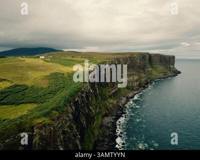 Vue aérienne des falaises pittoresques de Kilt Rock pendant une tempête estivale sur l'île de Skye, Écosse, Royaume-Uni. Banque D'Images