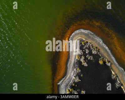 Vue aérienne d'une partie de l'ancienne salière dans la lagune Janubio à Yaiza, Lanzarote, Espagne. Banque D'Images