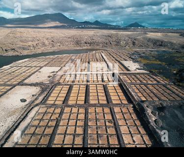 Vue aérienne d'une partie des belles et historiques salines Salinas de Janubio installées le long de la côte ouest à Lanzarote, îles Canaries, Espagne. Banque D'Images
