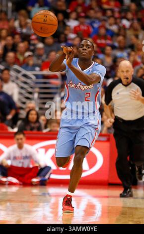 9 février 2014 : Darren Collison #2 des Clippers de Los Angeles lors du match NBA entre les Clippers de Los Angeles et les 76ers de Philadelphie au Staples Center de Los Angeles, en Californie. . Charles Baus/CSM(crédit image : © Charles Baus/Cal Sport Media/ZUMAPRESS.com) Banque D'Images