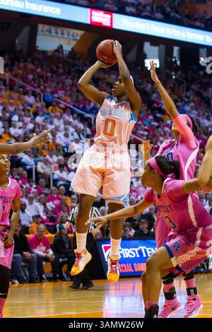 16 février 2014 - Knoxville, TN, États-Unis - 16 février 2014 : Jordan Reynolds #0 des Tennessee Lady Volunteers tire la balle pendant le match de basket-ball de la NCAA entre les Lady vols de l'Université du Tennessee et les Wildcats du Kentucky à Thompson-Boling Arena à Knoxville, TN(crédit image : © photographe :Tim Gangloff/Cal Sport Media/ZUMAPRESS.com) Banque D'Images