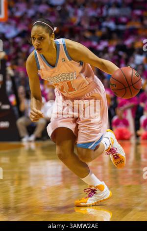 16 février 2014 - Knoxville, TN, États-Unis - 16 février 2014 : Cierra Burdick #11 des Tennessee Lady Volunteers se dirige vers le panier pendant le match de basket-ball de la NCAA entre les Lady vols de l'Université du Tennessee et les Wildcats du Kentucky à Thompson-Boling Arena à Knoxville, TN(crédit image : © photographe :Tim Gangloff/Cal Sport Media/ZUMAPRESS.com) Banque D'Images