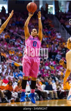 16 février 2014 - Knoxville, TN, États-Unis - 16 février 2014 : Jennifer O'Neill #0 des Wildcats du Kentucky tire la balle pendant le match de basket-ball de la NCAA entre les Lady vols de l'Université du Tennessee et les Wildcats du Kentucky au Thompson-Boling Arena de Knoxville, TN(crédit image : © photographe :Tim Gangloff/Cal Sport Media/ZUMAPRESS.com) Banque D'Images