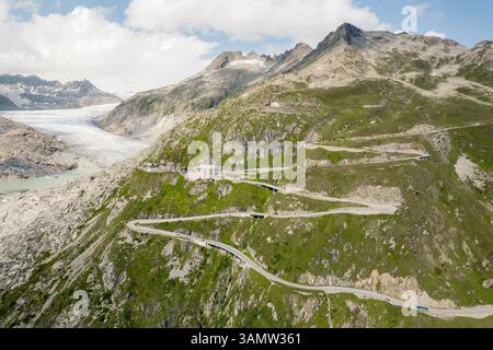 Vue aérienne de la route sinueuse sur Furkapass avec le glacier du Rhône, Oberwald, Valais, Suisse. Banque D'Images