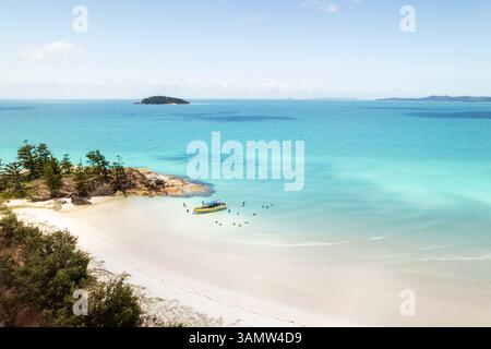 Vue aérienne de Whitehaven Beach avec hors-bord et baignade, îles Whitsundays, Australie. Banque D'Images