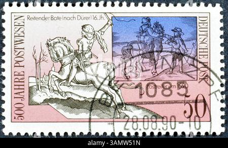Timbre-poste annulé imprimé par l'Allemagne, qui montre postal Rider, vers 1990. Banque D'Images