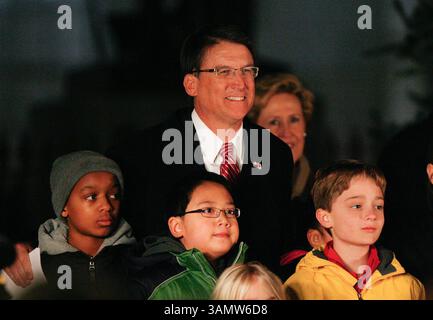 12 décembre 2013 - Raleigh, Caroline du Nord, U. S - le gouverneur Pat McCory de Caroline du Nord enroule ses bras autour des enfants pour les garder au chaud lors de l'éclairage annuel de l'arbre Capital qui se tient à Raleigh, en Caroline du Nord (crédit image : © Wes Hight/ZUMAPRESS.com) Banque D'Images