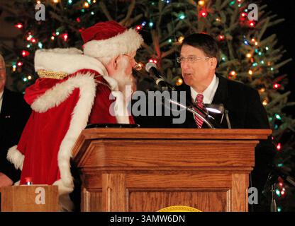 12 décembre 2013 - Raleigh, Caroline du Nord, U. S - le gouverneur Pat McCory de Caroline du Nord et le Père Noël discutent sur scène lors de l'éclairage annuel de l'arbre de la capitale qui s'est tenu à Raleigh, en Caroline du Nord (crédit image : © Wes Hight/ZUMAPRESS.com) Banque D'Images