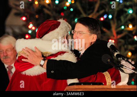 12 décembre 2013 - Raleigh, Caroline du Nord, U. S - le gouverneur Pat McCory de Caroline du Nord et Santa Hug à l'éclairage annuel de l'arbre de la capitale qui s'est tenu à Raleigh, en Caroline du Nord (crédit image : © Wes Hight/ZUMAPRESS.com) Banque D'Images