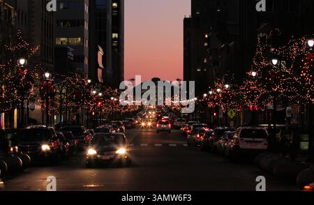 12 décembre 2013 - Raleigh, Caroline du Nord, U. S - lumières de Noël bordent la rue pendant le coucher du soleil dans le centre-ville de Raleigh, N.C. avant l'éclairage annuel de l'arbre de Noël. (Crédit image : © Wes Hight/ZUMAPRESS.com) Banque D'Images