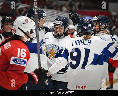 Budweis, République tchèque. 14 avril 2025. Les joueuses finlandaises célèbrent leur premier but lors du Championnat mondial féminin de l'IIHF, Groupe A, match Suisse vs Finlande, à Ceske Budejovice, en République tchèque, le 14 avril 2025. Crédit : Lubos Pavlicek/CTK photo/Alamy Live News Banque D'Images
