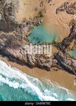 Vue aérienne de deux personnes flottant dans les piscines de Champagne, Fraser Island, Australie. Perspective descendante. Banque D'Images
