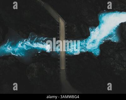 Vue aérienne d'une rivière de glace entre le rocher en Islande. Banque D'Images