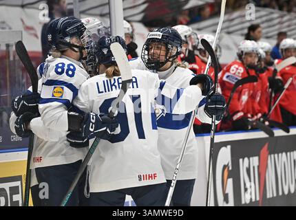 Budweis, République tchèque. 14 avril 2025. Les joueuses finlandaises célèbrent un but lors du Championnat mondial féminin de l'IIHF, Groupe A, match Suisse vs Finlande, à Ceske Budejovice, République tchèque, le 14 avril 2025. Crédit : Lubos Pavlicek/CTK photo/Alamy Live News Banque D'Images