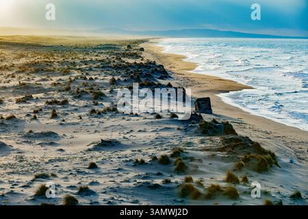 Vue aérienne de la plage de sable sur la côte de la mer Noire, Karasu, Turquie. Banque D'Images