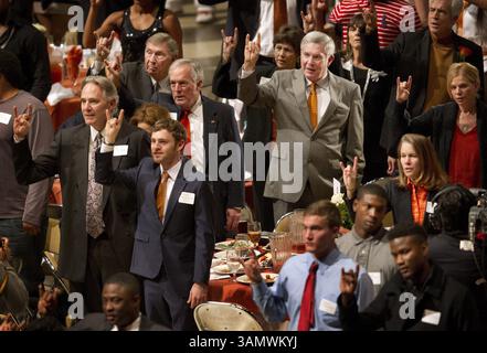 Dec. 13, 2013 - Autstin, TX, États-Unis - L'entraîneur principal de l'Université du Texas Mack Brown, au milieu à droite, représente la chanson de l'école pendant le banquet des Honors de l'Université du Texas Longhorns au Frank Erwin Center à Austin, Texas, le vendredi 13 décembre 2013. À gauche se trouve le directeur sportif Steve Patterson. (Crédit image : © Jay Janner/MCT/ZUMAPRESS.com) Banque D'Images