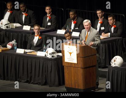 Dec. 13, 2013 - Autstin, TX, États-Unis - L'entraîneur principal de l'Université du Texas, Mack Brown, prend la parole lors du banquet d'honneur de l'Université du Texas Longhorns au Frank Erwin Center à Austin, Texas, le vendredi 13 décembre 2013. (Crédit image : © Jay Janner/MCT/ZUMAPRESS.com) Banque D'Images