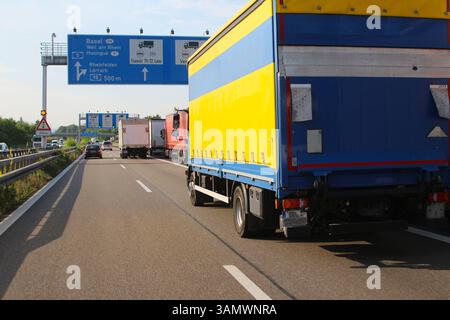 Stationnement de camions sur la voie d'urgence à l'autoroute A5 avant la frontière germano-suisse le matin (Weil am Rhein, Allemagne) Banque D'Images