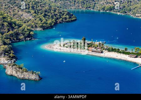 Vue aérienne des bateaux ancrés et de la plage lagune à Oludeniz, Fethiye, Turquie. Banque D'Images