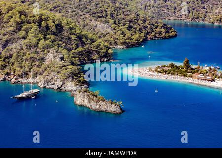 Vue aérienne des bateaux ancrés et de la plage lagune à Oludeniz, Fethiye, Turquie. Banque D'Images