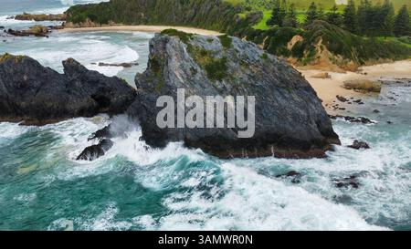 Rochers au large de la côte dans des mers agitées, vus d'en haut Banque D'Images