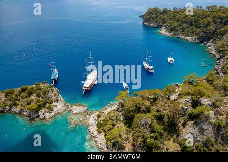 Vue aérienne de voiliers ancrés en croisière bleue à Oludeniz, Turquie. Banque D'Images