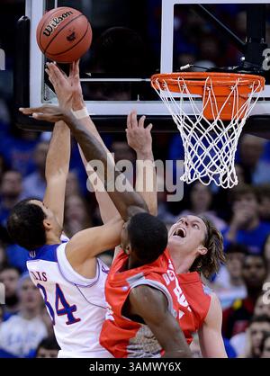 14 décembre 2013 - Kansas City, MO, USA - Perry Ellis du Kansas tente un tir sur Cameron Bairstow du Nouveau-Mexique (arrière) et Deshawn Delaney pendant la première mi-temps au Sprint Center de Kansas City, samedi 14 décembre 2013. Le Kansas bat le Nouveau-Mexique, 80-63. (Crédit image : © Rich Sugg/MCT/ZUMAPRESS.com) Banque D'Images