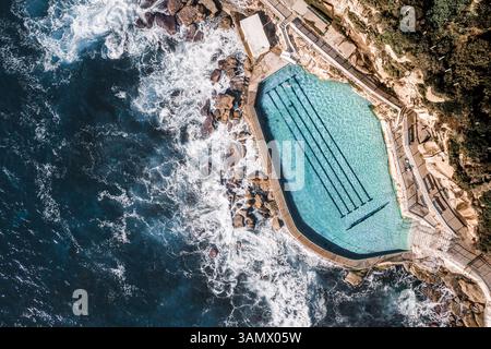 Vue aérienne de haut en bas de la piscine côtière de l'océan avec personne nageant à Bronte, Sydney, Australie Banque D'Images
