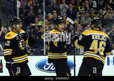 15 mars 2014 - Boston, Massachusetts, États-Unis - 15 mars 2014 : Milan Lucic (17 ans), l'aile gauche des Bruins de Boston, célèbre avec David Krejci (46 ans), et Jarome Iginla (12 ans), l'aile droite des Bruins de Boston, après avoir marqué un but de première période lors du match de la LNH entre les Hurricanes de Caroline et les Bruins de Boston au TD Garden. Anthony Nesmith/CSM(image crédit : © Anthony Nesmith/Cal Sport Media/ZUMAPRESS.com) Banque D'Images