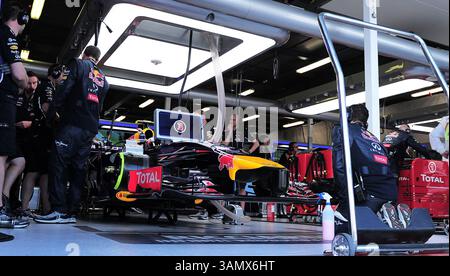15 mars 2014 - Melbourne, Victoria, Australie - des techniciens travaillent sur la voiture de Daniel Ricciardo lors de la troisième séance d'entraînement du Grand Prix australien de formule 1 2014, Melbourne, Australie. (Crédit image : © Theo Karanikos/ZUMAPRESS.com) Banque D'Images